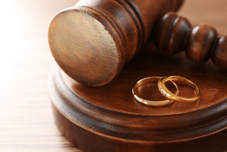 divorce rings on gavel